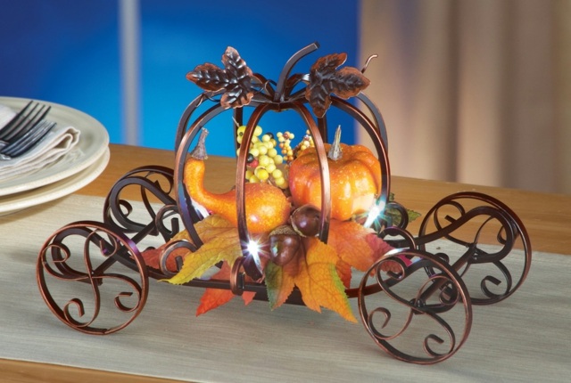 Jeseň opúšťa tekvice a listy v kovovom jesennom dekore Dekorácia stola-kovový kočiar-na-stôl