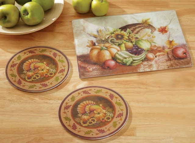 Jesenné motívy v kuchyni na stole Rezacie dosky a sklenené alebo keramické taniere s jesennými motívmi