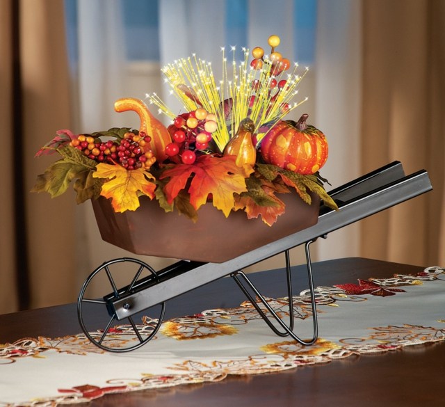 Kovový vozík na jesenné motívy zberu Kovový fúrik s jesenným zberom