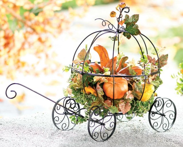 Kovová kočiarová romantická dekorácia na jeseň Kočiar s jesennou výzdobou