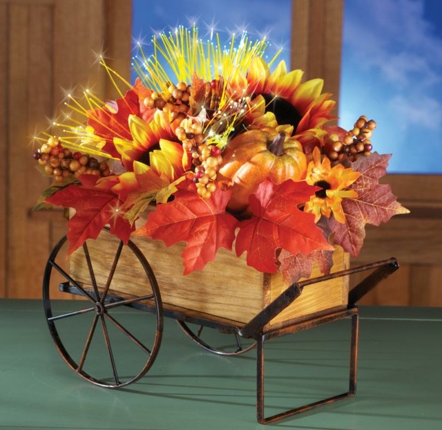 Nápady na dekoráciu s jesennými motívmi pre váš domov Drevený vozík s nápadom na dekoráciu jesenného zberu