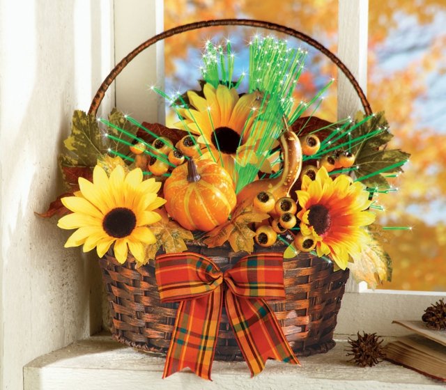 Ozdobný košík s držadlom a ozdobený jesennými kvetmi Dekorácia okna-parapetný kôš-s-jesennou dekoráciou-nápady