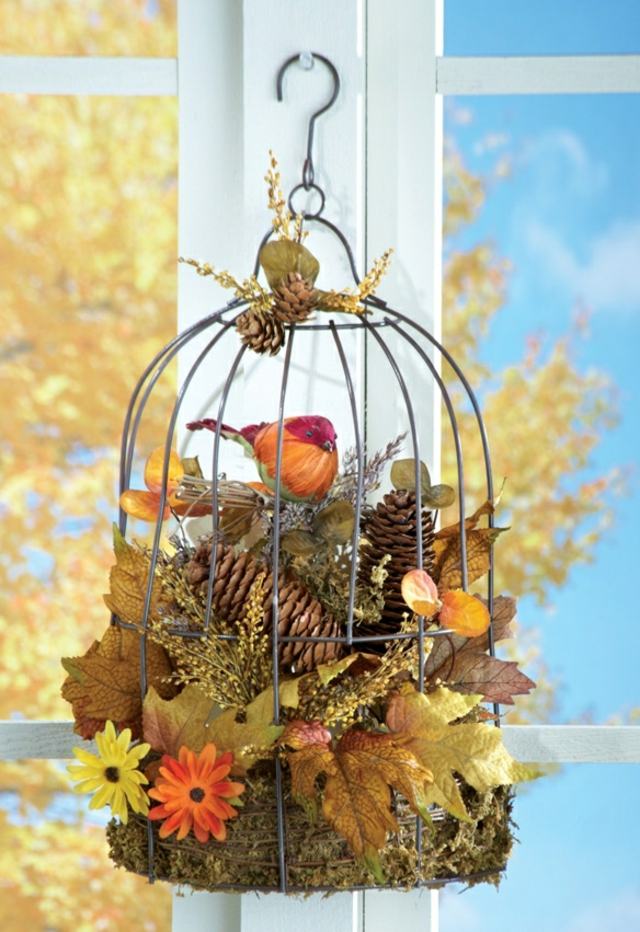 Nápady na jesennú výzdobu Vtáčia klietka s jesenným lístím Okenné verandy-dekorácie-vtáčie-klietky-jesenné motívy