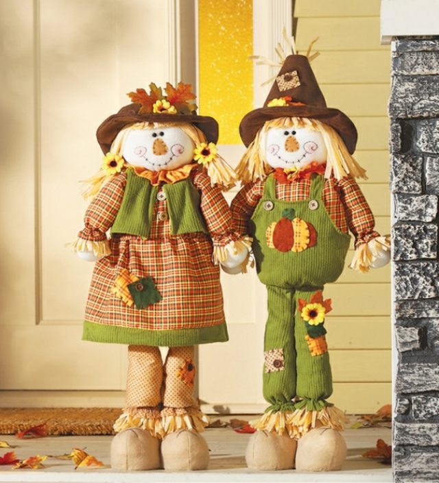 Látkové figúrky pred dvere hanblivá jesenná dekorácia Figúrky-vyrobené-z-látky-pred-dverami-jesenná-dekorácia