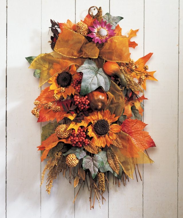 Kvety a jesenné listy zdobia drevený plot Jesenný veniec na dvere IDEA