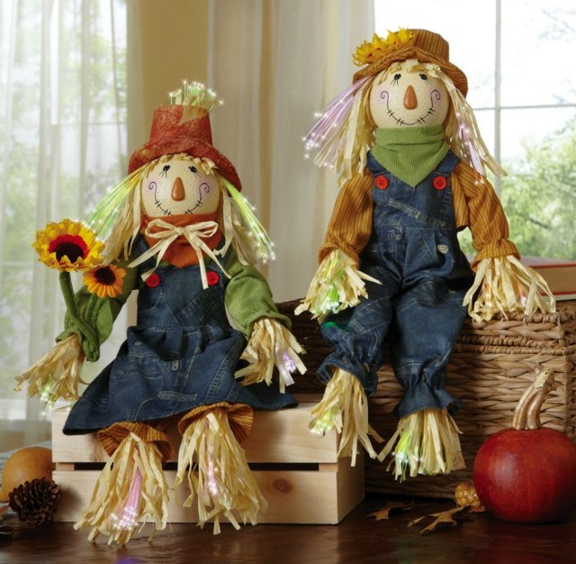 Látkové figúrky vystrašené vtákmi zbierajú jablká oblečené figúrky-jesenné motívy