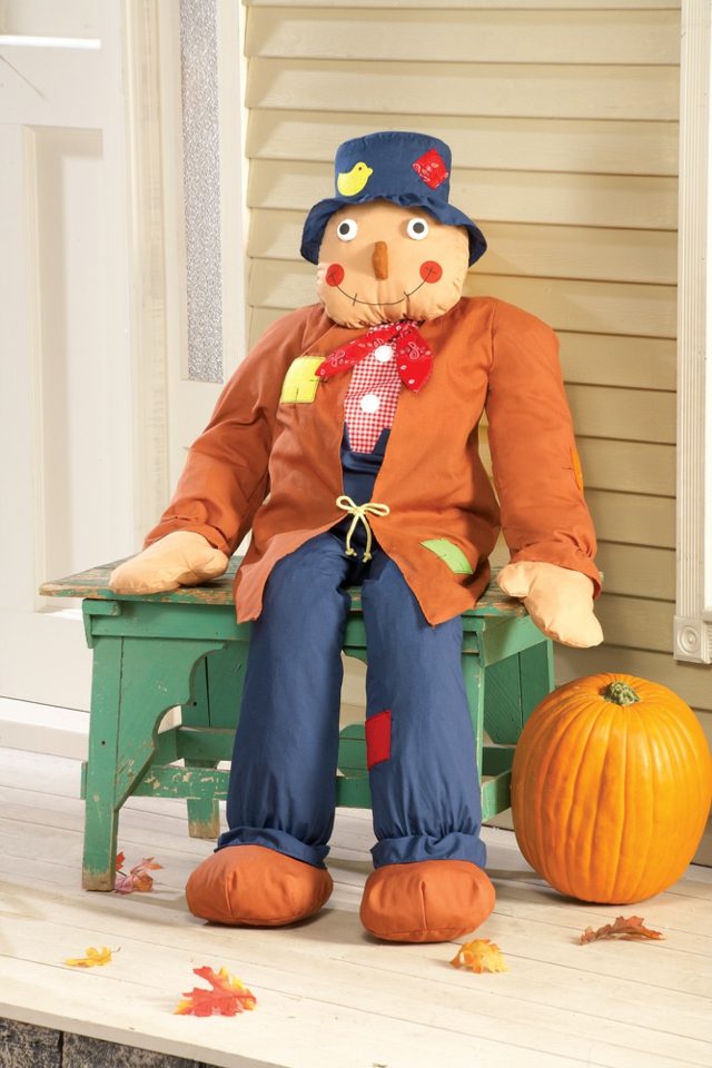 Nápady na jesennú výzdobu látková figúrka na drevenej lavici Látková figúrka na drevenú lavičku s tekvicou