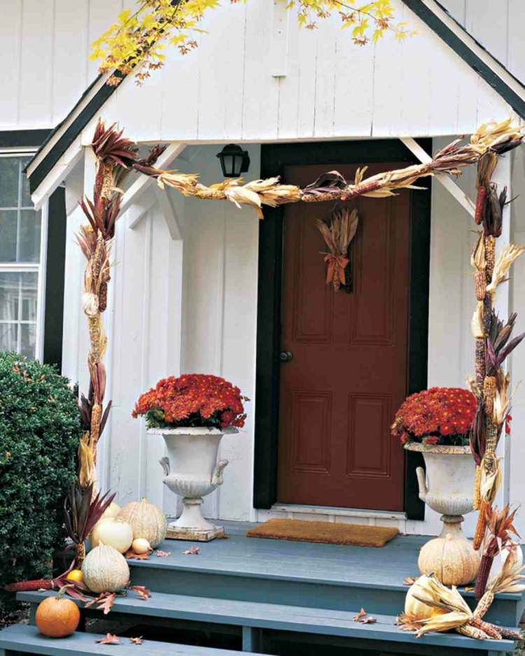 jesenná dekorácia veniec kukurica vchodové dvere kvety tekvicové schody