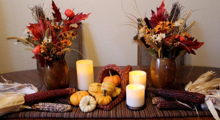 nápad na jesennú výzdobu vďakyvzdanie kytica kvetov sviečky kukuričné ​​bežce na stôl