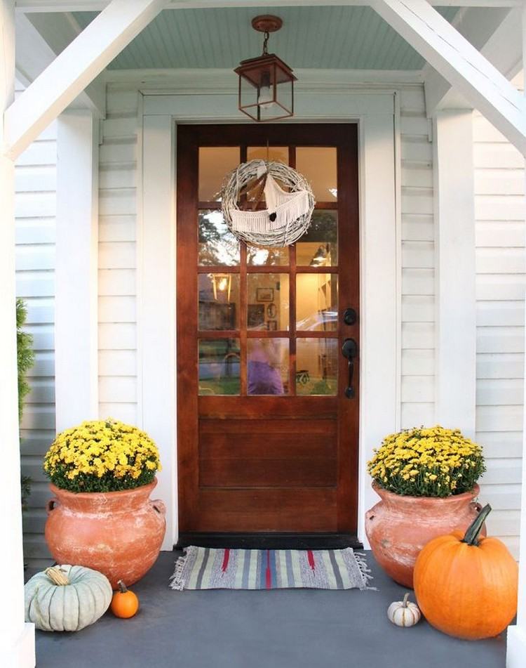 Jesenné dekorácie-vchodové dvere-terakotové-urnové-žlté-chryzantémy