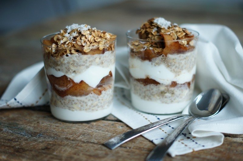 Jesenný dezert v pohári jablčnej parfait-chia-ovsenej kaše
