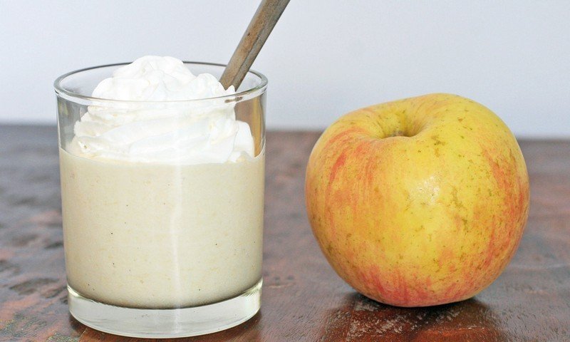 Recept na jesenný dezert v pohári jablkového pyré a krému