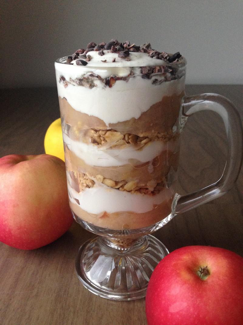 Jesenný dezert v pohári jablkového pyré-krémovo-orieškových