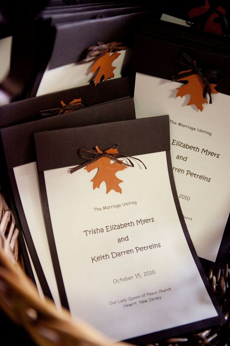 Pozvánky na jeseň čokoládovo hnedé pozadie motív oranžových listov