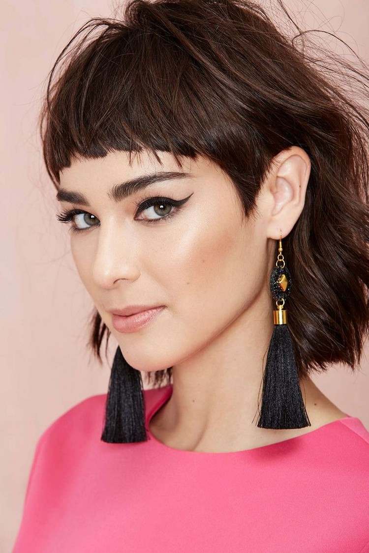 Jesenné účesy krátke vlasy-rovné-ofina-strapaté