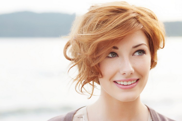 červeno-blond-krátke-vlasy-šikmé ofiny-mierne vlnité