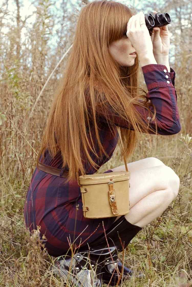 Jesenné účesy medové blond jahodovo červené kárované šaty