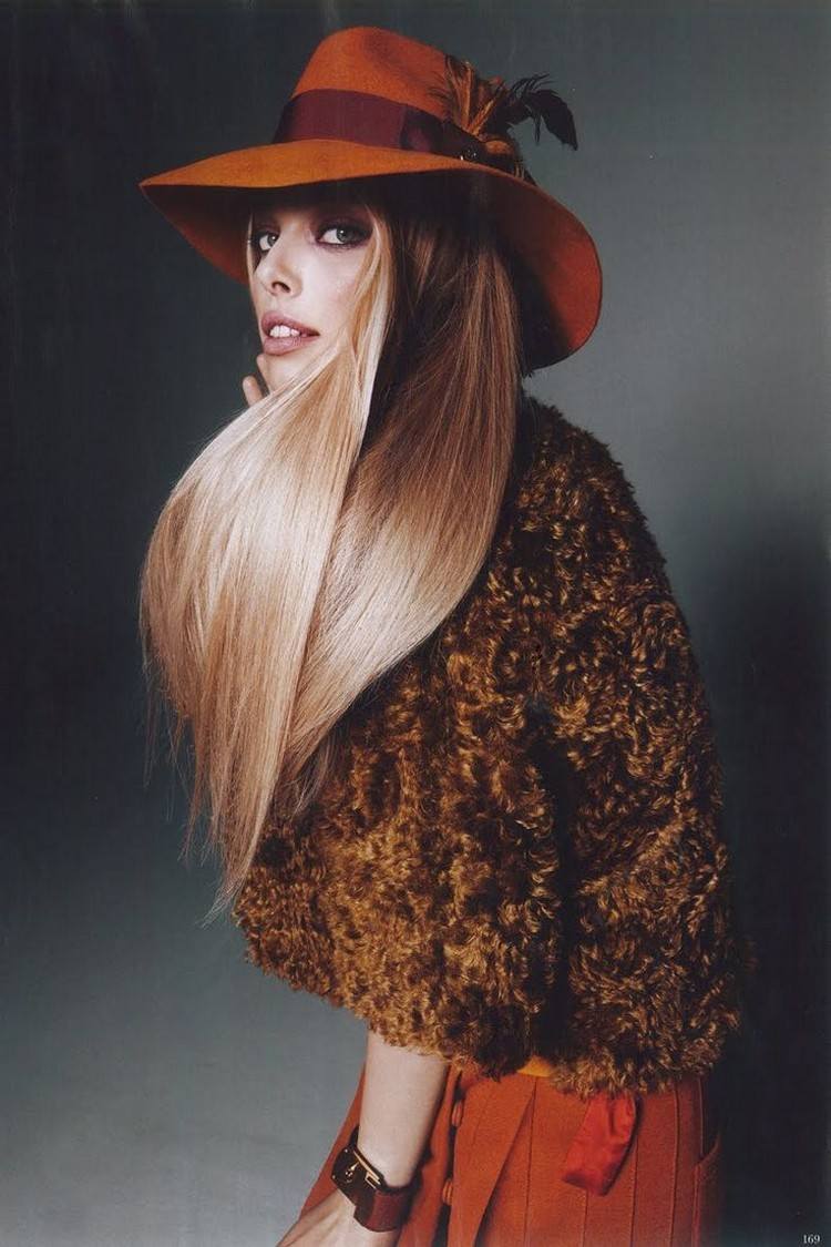 Jesenné účesy-zlatá-blond-rovné vlasy-fedora-klobúk-oranžová