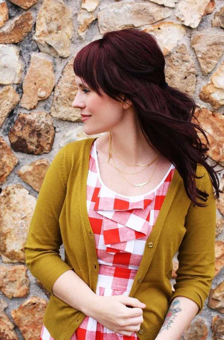 Jesenné účesy-baklažán-ryšavé-farby-skosené-ofiny