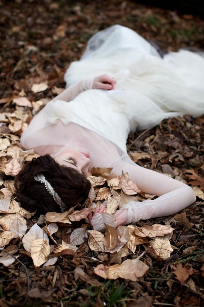 romantická svadba-na jeseň-svadobný-pohľad-diadém-fotka-jednoducho-jessie