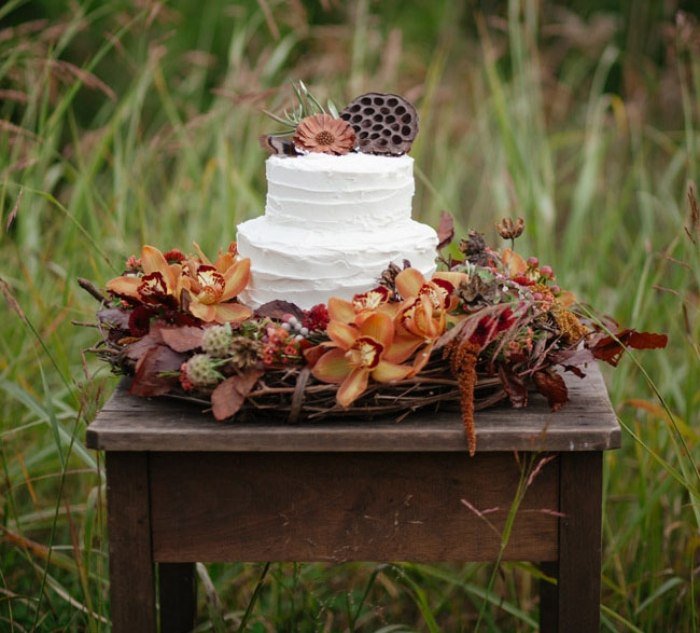 Kvetinová dekorácia-stôl-dekorácia-jeseň-farby-rustikálny-veniec-vyrobený-z-konárov stromov