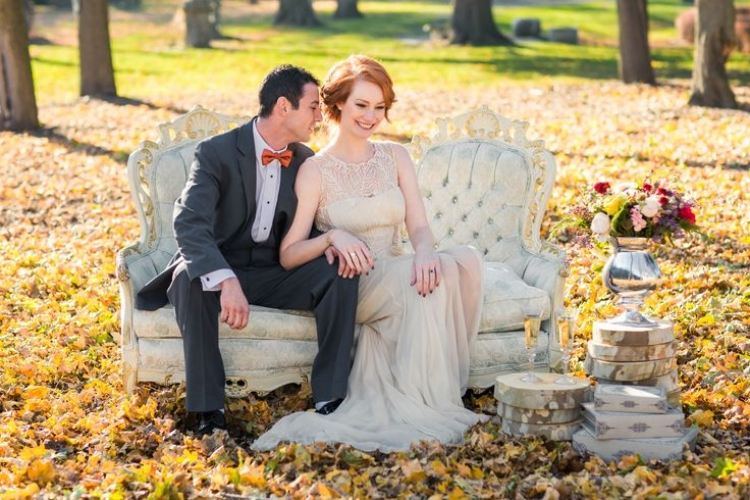 svadobna-svadobna-dvojica-fotenie-v-lese-ošarpaná-šik-sedačka-kytica