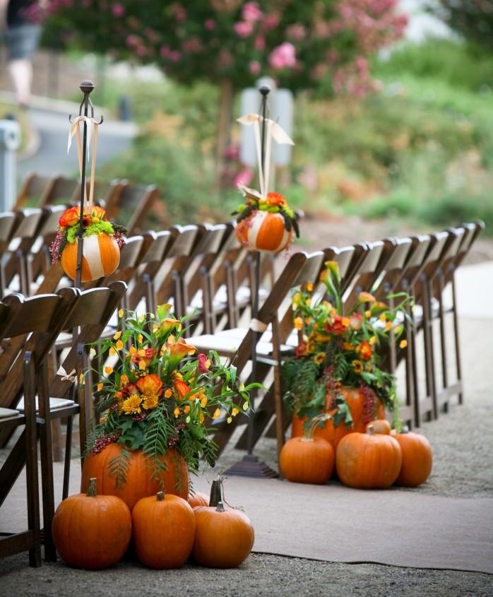 jesenná-svadobná-dekorácia-drevené-stoličky-svadobná-ulička-tekvica-dekor
