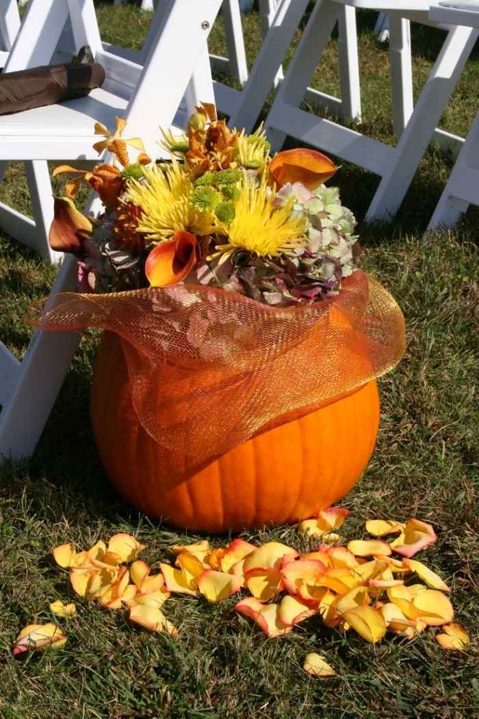 jesenné-svadobné-dekorácie vonku svadobné-dekorácie-tekvice-kvetinové stoličky