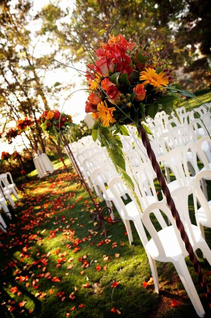 jeseň-svadba-dekorácia-zadarmo-svadobná ulička-weisse-stoličky-ružové-kvety