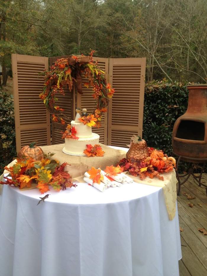 jesenná-svadobná-dekorácia-mimo-recepcie-jesenné-listy-tekvicový-koláč