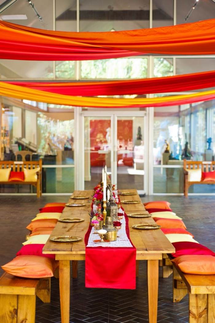 jesenné-svadobné-dekorácie-mimo-recepcie-oranžovo-červené-sedáky-vankúše