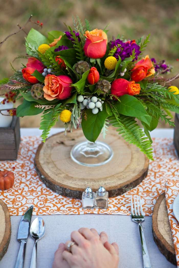jesenná-svadobná-dekorácia-mimo-recepcia-rozsah-stôl-bežec-drevo-kotúč