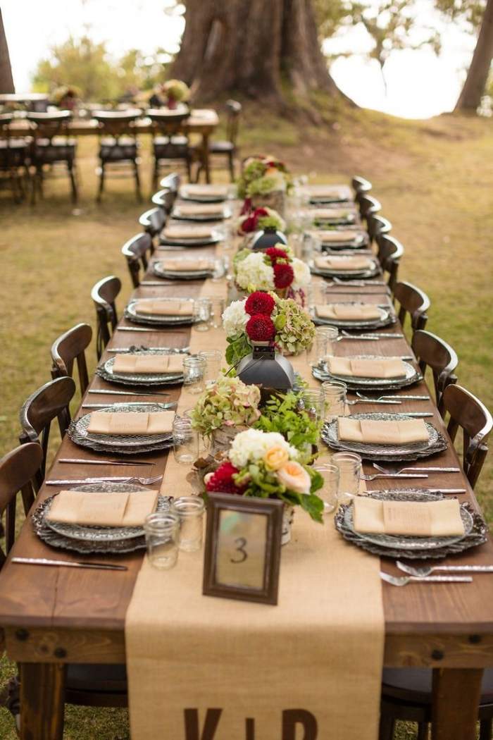 jesenná-svadobná-dekorácia-mimo-recepcie-rustikálna-stolná dekorácia