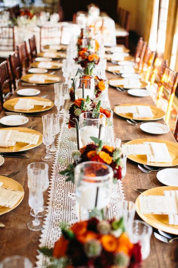 jesenná-svadobná-dekorácia-mimo-recepcie-krajkový-bežecký-kvet