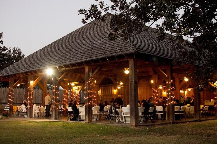 jesenná-svadobná-dekorácia-recepcia-vonkajšia plocha-rozprávkové svetlá-stĺpiky