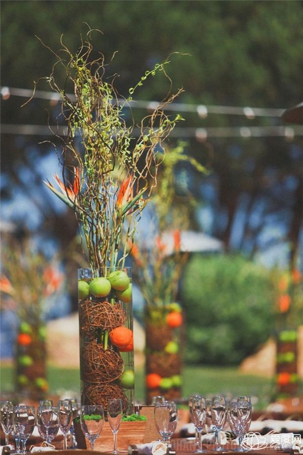 nápady-jesenná-svadba-bez-recepcie-dekorácie-stolu-vázy-aranžmán