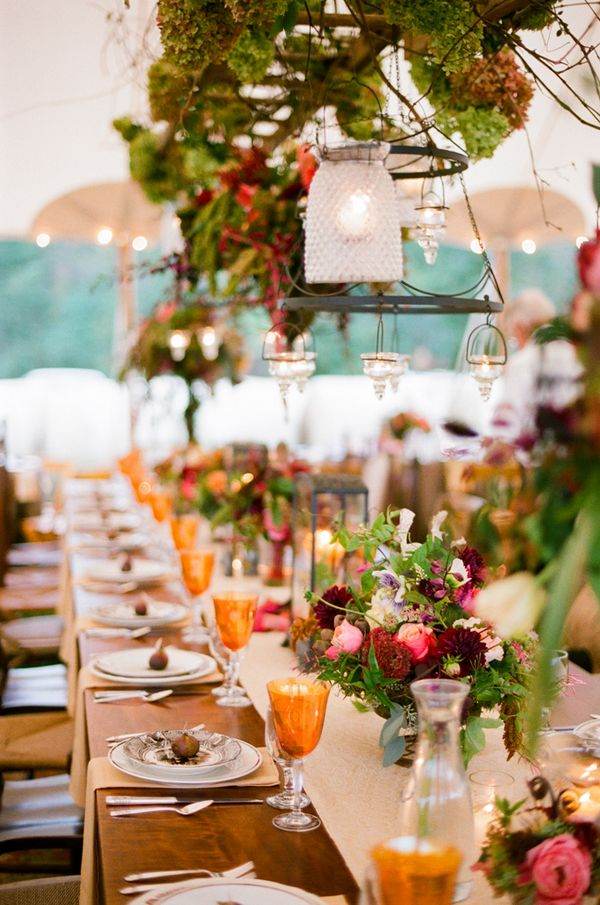 nápady-jeseň-svadba-zadarmo-dlhý-stôl-kvetinové úpravy