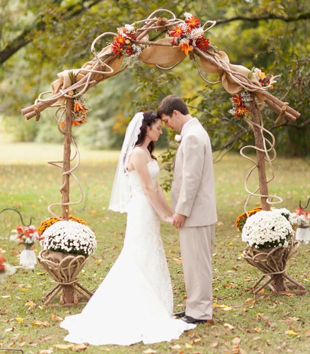 nápady-jeseň-svadba-bezplatná-svadba-pergola-drevo-kvety