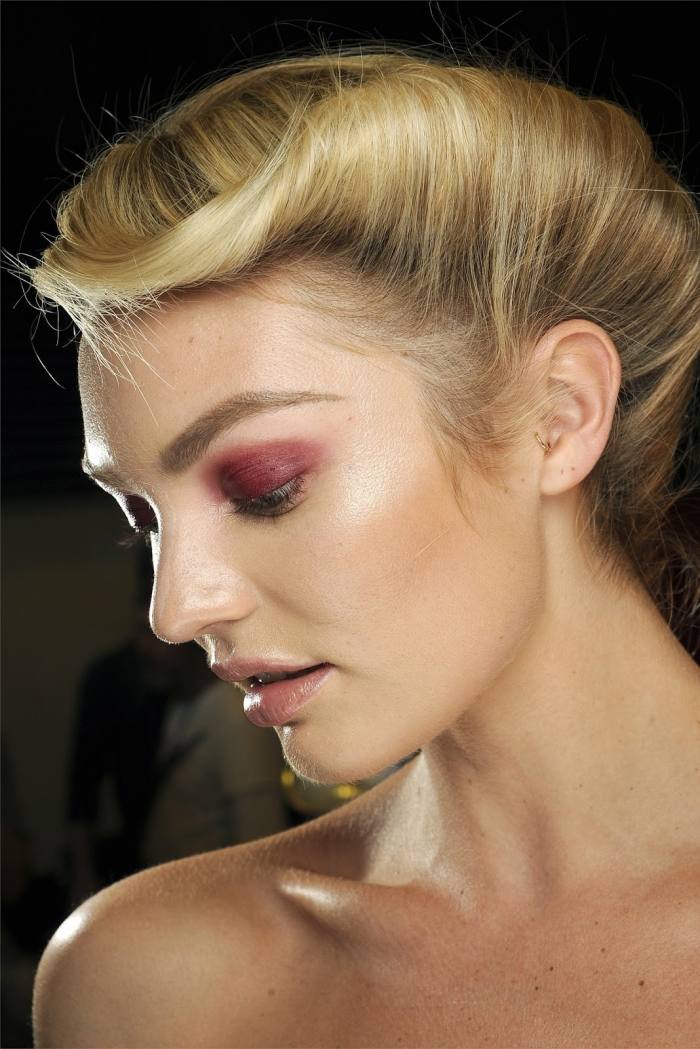 Jesenné očné tiene-bordové-červené-jasné-oči-líčenie-sviatočne-elegantné