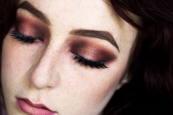 Tmavé červené viečka-líčenie očí-slávnostné-obočie-sledované