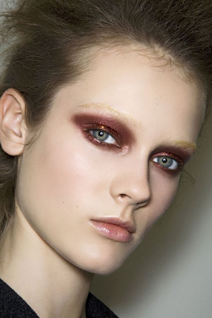 bordová-červená-make-up-oko-make-up-modré-oči-biela-koža