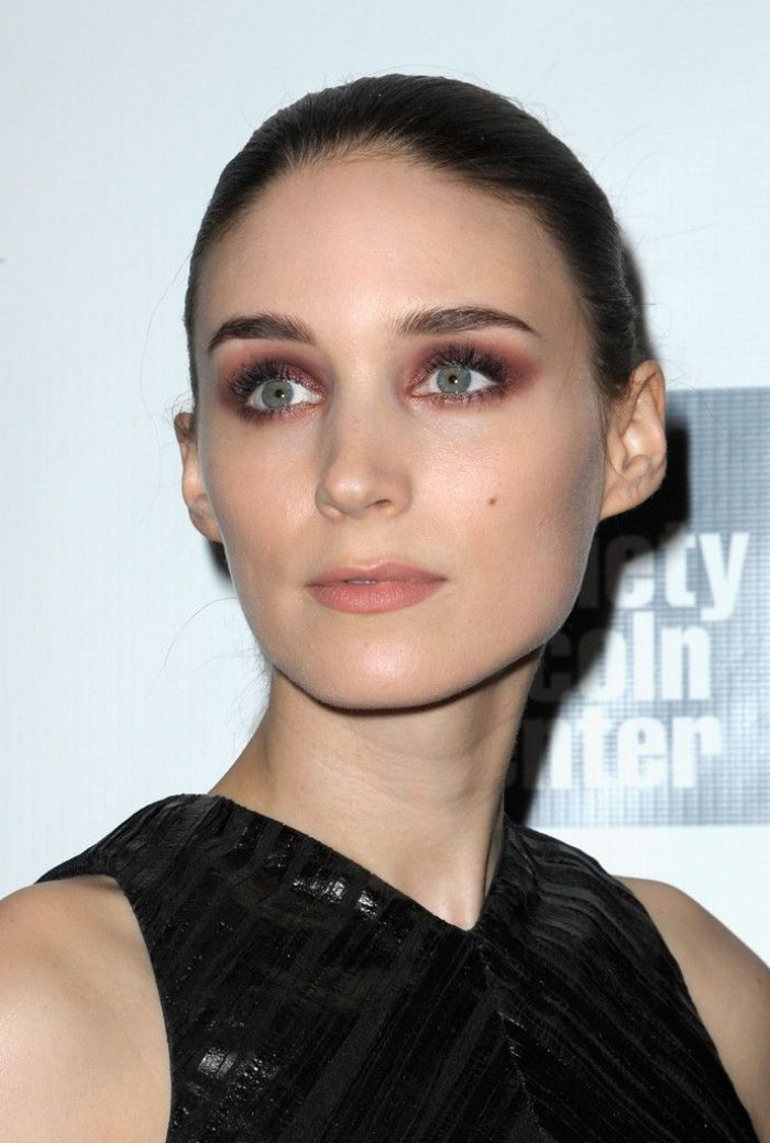 Riasy kúpané v tmavých červených očiach-jesenné tiene