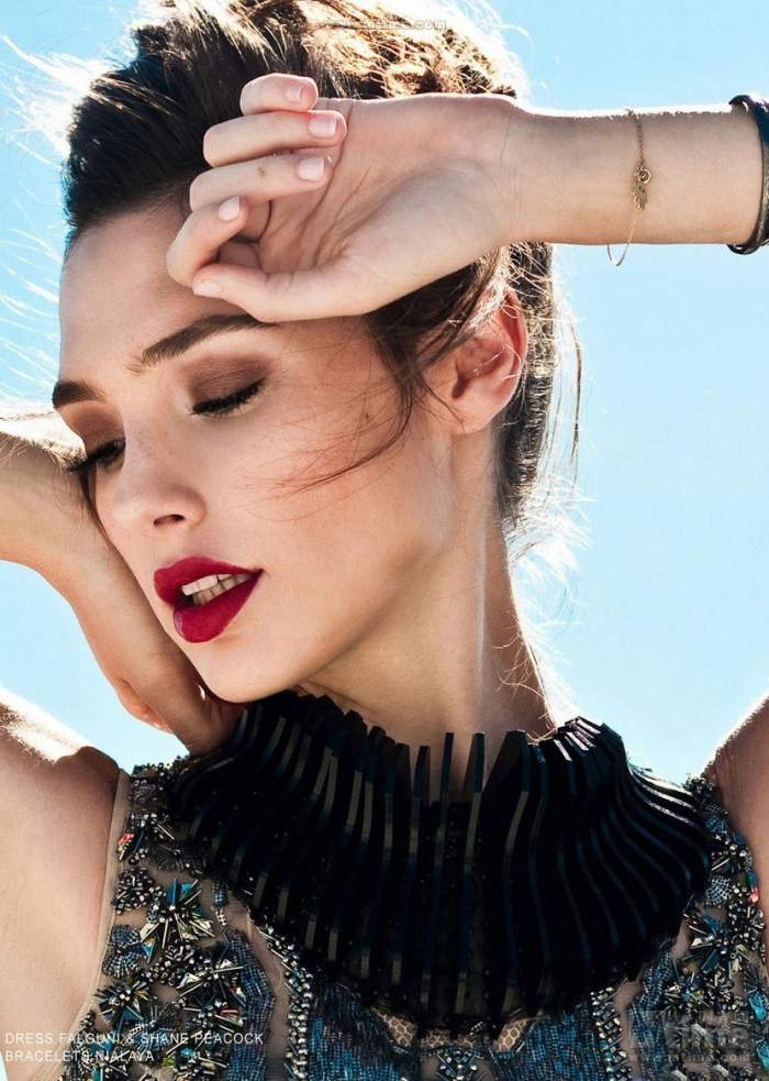 jesenný rúž červený-Gal-Gadot-Bello-Magazine-2013