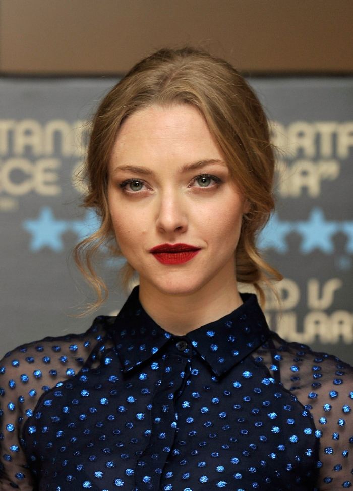 účes amanda-seyfried-bordová-červená-ret-chignon