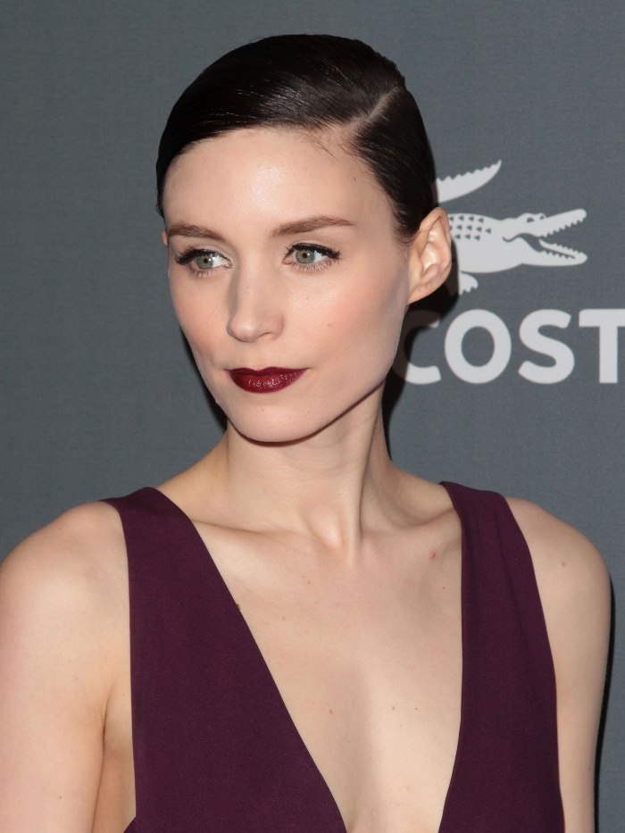 rooney-mara-slivka-farba-saty-tmavo-rúž
