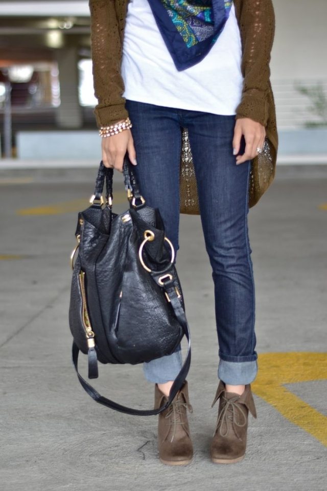 jesenný-outfit-škola-džínsy-čižmy-khaki-zelená-sveter