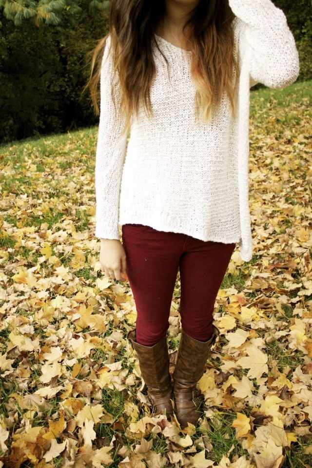 Jesenné-oblečenie-veľké-pletené-grunge-sveter-biele-bordové-rifle-hnedé-čižmy