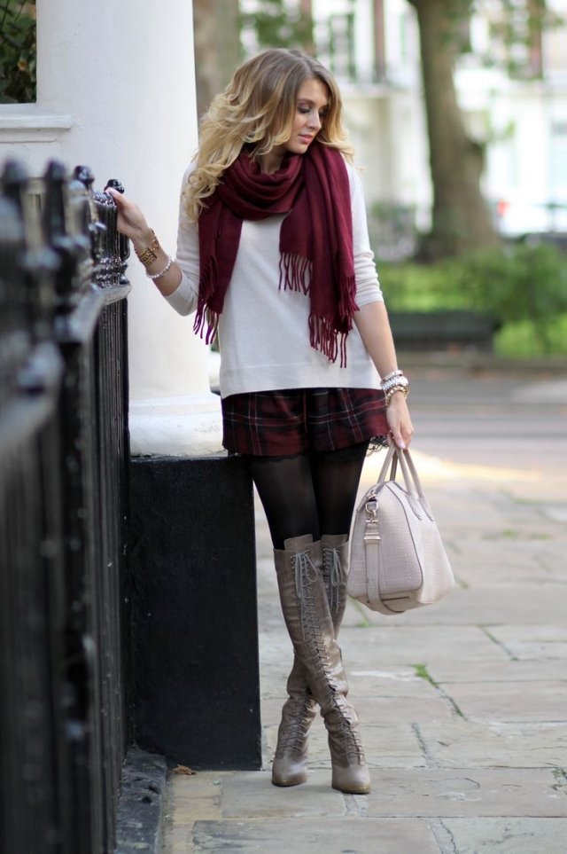 jesenné-oblečenie-kancelárske-vysoké-kolená-topánky-krátke-kárované nohavice