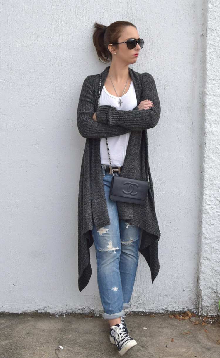 Jesenný outfit so skľučovadlami a tmavosivým svetrom jesenný outfit skláňa tmavosivý svetrík z riflí sedemosminový dizajn