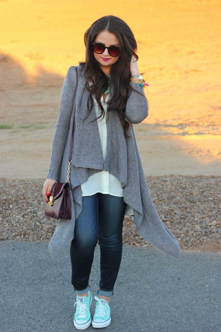 Skľučovadlá v svetlo modrej farbe slúžia ako farebný akcent jesenný outfit skľučkuje hnedá kožená kabelka sveter svetlo šedá